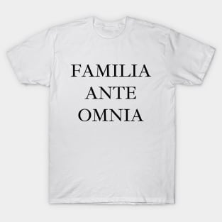 Familia ante omnia T-Shirt